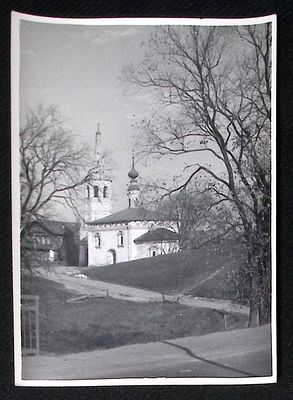 В среднерусском городе N. СССР. 1950-е гг. Размер фото 12,8 х 18 см. 
Фотография из архива Снеткова.