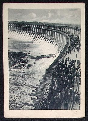 Почтовая карточка. Днепровская гидроцентраль. Ударники Днепростроя идут по плотине. ИЗОГИЗ. 