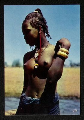 Африка в фотографиях. Симпатичная африканка. Франция. Размер 10,3 х 14,7 см.