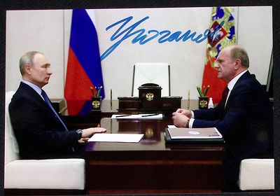 Автограф Геннадия Зюганова на фотографии. Размер 15,2 х 21,5 см. 
Геннадий Андреевич Зюганов 