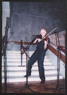 Фотография Амирана Оганезова в музее им. Глинки со скрипкой из фондов музея. На обратной 