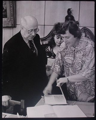 Ростислав Ростропович с музыковедом И. Медведевой. М. Начало 1990-е гг. Очень большой формат. 