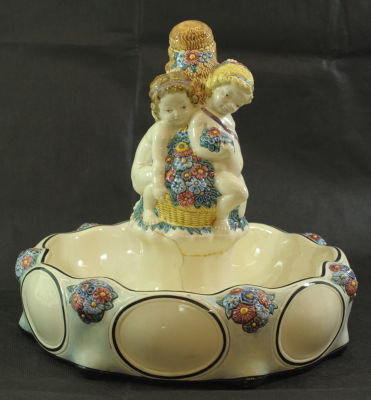 סנטר פיס יוגנדשטיל מרשים ואיכותי תוצרת Karlsruher, תחילת המאה ה 20, עשוי קרמיקה 