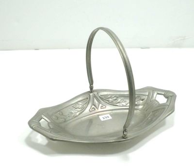 סלסלה לבונבונים ארט-נובו, עשויה מתכת מעוטרת בעיטורים בסגנון התקופה, ידית מסוגננת, חתומה, מידות: 