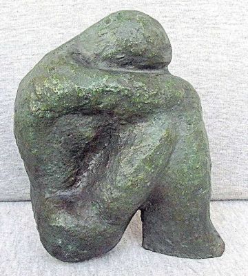 פסל דמות "אישה" וינטאג' מאסיבי מברונזה ופטינה, לא חתום. 
משקל: 2.727 גרם. 
גובה: 14.8 ס"מ. 