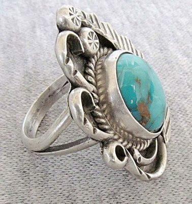 טבעת וינטאג' Navajo אינדיאנית מכסף סטרלינג משובצת באבן טורקיז, מידה: 7.75, חתומה. טבעת וינטאג' 