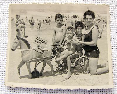 Shana Tova card real photo of mother with children, Eretz Israel, Tel-Aviv strand. Size: 7 x 8.5 cm.