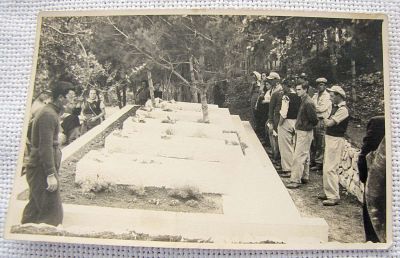 She'erit Ha-Pleita. Orig. photo of ceremony at the graves of the victims of the holocaust 