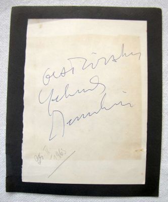 Yehudi Menuhin, autograph, 1963 with clipping from “Yediot bidur” with picture of Yehudi 