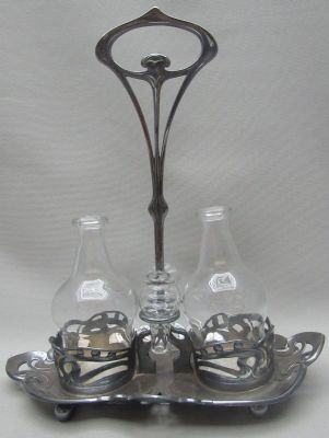 סט הגשה לשמן וחומץ יוגנדשטיל ארט-נובו תוצרת WMF, גרמניה, ראשית המאה ה-20 בקירוב, עשוי פליז 