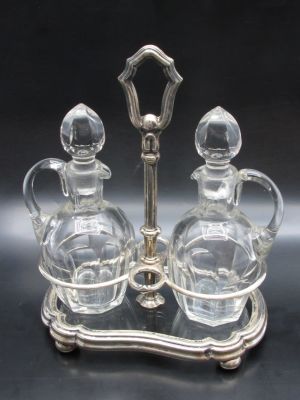 מתקן לתבלינים - סט ויניגרט מכסף וזכוכית איטלקי ישן, אמצע המאה ה-20 בקירוב, מעוצב עם בסיס עם 