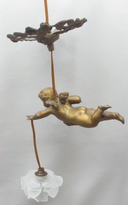 מנורת תקרה עתיקה מיוחדת, 1900 בקירוב, עשויה מתכת ומעוטרת בפטינה מוזהבת, מעוצבת בדמותו של מלאך 