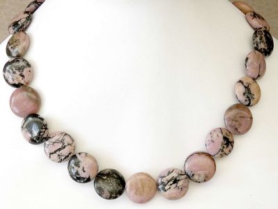 מחרוזת הבנויה מחרוזי אבן רודונייט ישנה, ​​סוגר מכסף, 86 גרם. מחרוזת ישנה הבנויה מחרוזי אבן 