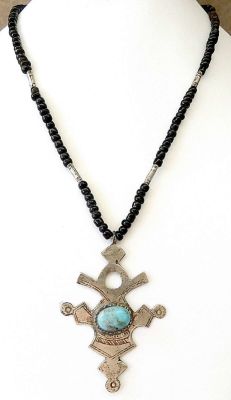 תליון/שרשרת קמע צלב צפון אפריקאי שבטי ישן מעוטר בחריטות וריקועים בעבודת יד משובצת בטורקיז. 