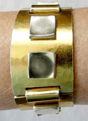 צמיד חוליות וינטג' מודרניסטי מזהב וציפוי כסף תוצרת ORANIUM PARIS, חתום. 
אורך: 18 ס"מ. 
רוחב: 