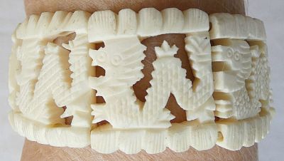 צמיד חוליות נמתח עתיק סיני מחומר טבעי צהוב עם גילוף דרקונים, 27 גרם. צמיד חוליות נמתח עתיק סיני 