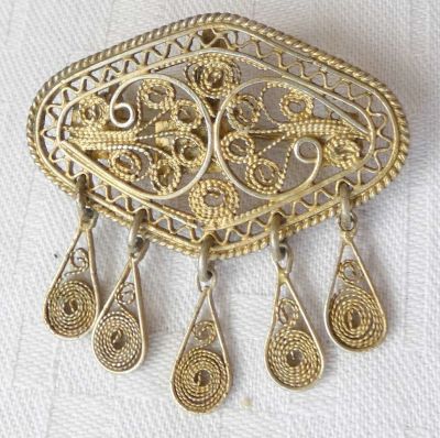 תליון סיכה תימני בסגנון בצלאל מכסף סטרלינג 925 עם פיליגרן מוזהב, ישראל, שנות ה-60. תליון סיכה 