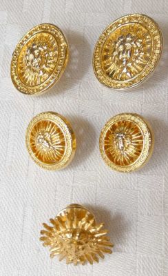 4 כפתורים ותופסן עניבה מפטינה זהובה בצורת מדוזה תוצרת ורסאצ'ה . 4 כפתורים ותופסן עניבה מפטינה 