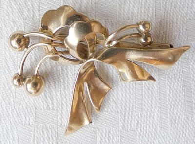 סיכת פרח עתיקה מפטינה זהובה, חתומה: Plaque Or Galv. EL 
חותמת היצרן: E.L 
גודל: 3.4X4.8 