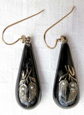 עגילי אוניקס יפניים שחורים עתיקים מזהב 9 קראט ופניני זרע עם עגור מסוגנן, חתום: MS 
הזהב נבדק 