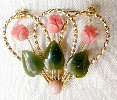 סיכת דלי פרחים וינטג' סינית מג'ייד וקוראל מגולף בפטינה זהובה . סיכת דלי פרחים וינטג' סינית 