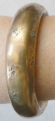 צמיד שבטי הודו-פרסי עתיק מנחושת עם חריטות וריקועים בעבודת יד. 
רוחב עליון: 1.5 ס"מ. 
אורך פנימי: 