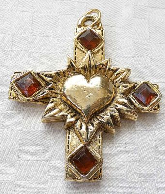 תליון צלב וינטג' מפטינה זהובה תוצרת SM PARIS עם לב באמצע וזכוכית משובצת, חתום. 
גודל: 6.2X5.2 