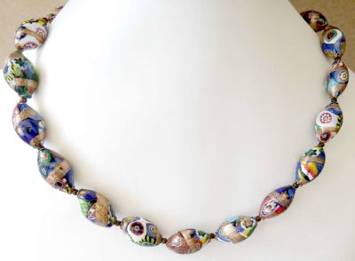 שרשרת עתיקה מזכוכית מוראנו ונציאנית מילפיורי ססגונית, 58 גרם. 
אורך: 43 ס"מ. 
קוטר החרוזים כ-1 