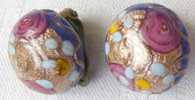 עגילי קליפס עתיקים מזכוכית מוראנו ונציאנית מילפיורי בשלל צבעים, 13 גרם. 
קוטר: 1.9 ס"מ. 
במצב טוב.