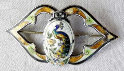 ריצ'רד המסלי, קנדה. סיכת טווס ארט נובו מאמייל וכסף סטרלינג עם חריטות גיושה, חתומה RH Sterling 