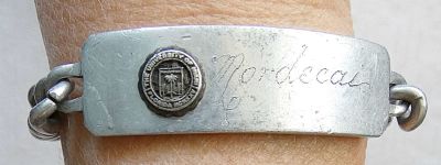 צמיד אלומיניום עתיק משנת 1925 של סטודנט יהודי בשם מרדכי מאוניברסיטת מיאמי פלורידה - כיתוב שמו 