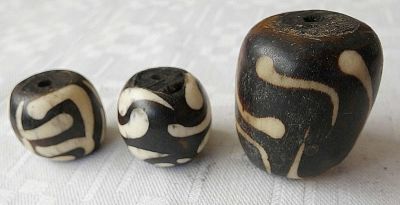 שלושה חרוזי Dzi טיבטים עתיקים
. שלושה חרוזי Dzi טיבטים עתיקים. 
גודל שני חרוזים: 1.8X2.1 ס"מ. 