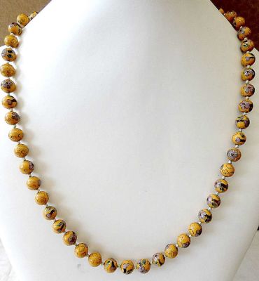 מחרוזת סינית עתיקה המורכבת מחרוזי זהב בשלל צבעים עם קלאוזונה השזורה בעבודת יד. 
אורך: 55 