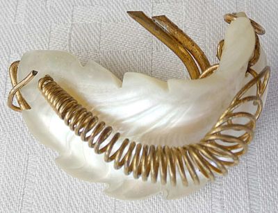 סיכה ויקטוריאנית עתיקה בצורת עלה מפינצ'בק ואם הפנינה מגולפת . סיכה ויקטוריאנית עתיקה בצורת עלה 