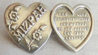 סיכה קמע עתיקה מכסף בצורת שני לבבות. 
על לב אחד כתוב: מצפה 
על השני: כיתוב מספר בראשית. 
גודל: 