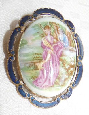 סיכה/תליון עתיק מאמייל עם סצנה רומנטית על פי פרגונרד תוצרת אנגליה TLM (Thomas L Mott), חתום. 