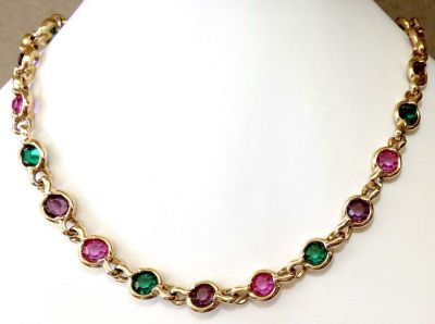 שרשרת סברובסקי מקורית בצורת ברבור מפטינה זהובה עם קריסטל בשלל צבעים, חתומה. 
עם ברבור - חותמת של 