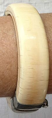 צמיד Bangle עתיק מחומר צהוב טבעי מגולף, 66 גרם. 
מולבש עם כסף בדרגה נמוכה יותר על סוגר וציר. 