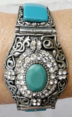 צמיד חוליות על ציר וינטג' מצופה כסף ומשובץ בפלסטיק ישן וקריסטל . צמיד חוליות על ציר וינטג' מצופה 