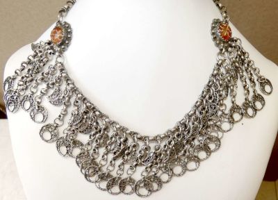 שרשרת קשיחה טורקית מהאימפריה העות'מאנית עשויה מכסף עם פיליגרן עם קמע אגת מגולף, 91 גרם, המאה 