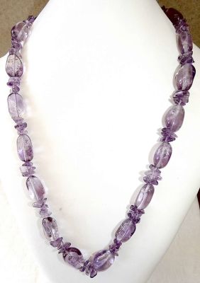 מחרוזת עתיקה המורכבת מחרוזי אמטיסט עם סוגר כסף מתברג, משקל: 111 גרם. 
אורך: 64 ס"מ. 
גודל 