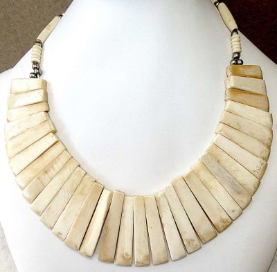 שרשרת גדולה עתיקה מחומר צהוב טבעי מגולף, 81 גרם. שרשרת גדולה עתיקה מחומר צהוב טבעי מגולף בעבודת 