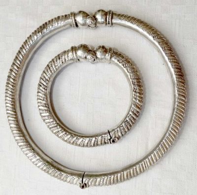 סט בורמזי שבטי עתיק מכסף סטרלינג על ציר של שרשרת/קולר וצמיד Bangle, משקל: 61 גרם. סט בורמזי שבטי 