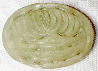 פלאק "לוטוס" עתיק סיני מג'ייד מגולף 
. פלאק "לוטוס" עתיק סיני מג'ייד מגולף ומלוטש בעבודת יד. 