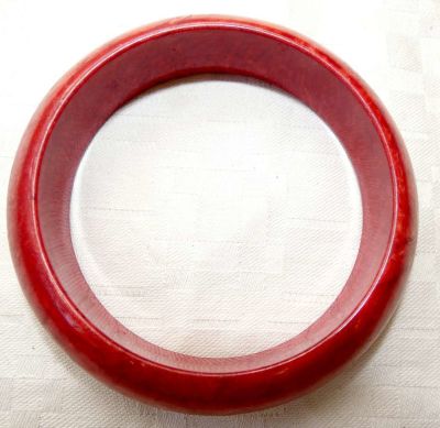 צמיד Bangle וינטג' מקוראל אדום, 27 גרם. 
קוטר פנימי: 6.8 ס"מ. 
אורך כולל פנימי: 20 