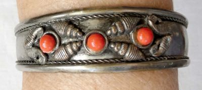 צמיד חפתים בורמזי שבטי עתיק מצופה כסף עם גלמי פרפר וקוראלים. צמיד חפתים בורמזי שבטי עתיק מצופה 
