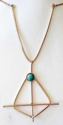 שרשרת וינטג' מודרניסטית בפטינה זהובה משובצת בטורקיז תוצרת RS Paris, חתומה. 
אורך עד לצוואר: 57 