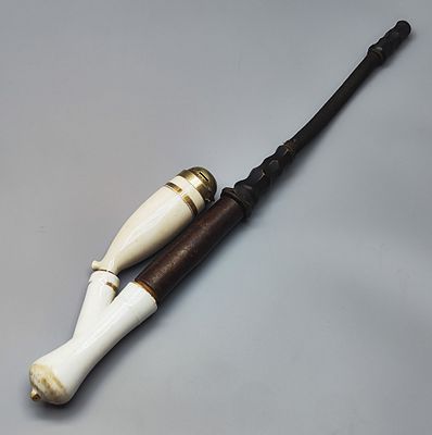 מקטרת פורצלן ועץ מרשימה ועתיקה, 1900 בקירוב, ראש ותושבת מפורצלן לבן מעוטרים בדוגמא מוזהבת עדינה