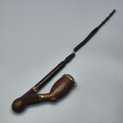 מקטרת עץ עתיקה, 1900 בקירוב, ראש עץ מגולף טבעי, עם חבק ומכסה מתכת, בית הפומית וצינור עץ משולב
