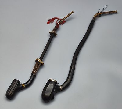 לוט 2 מקטרות עץ עתיקות, 1900 בקירוב, ראשין מעץ מגולף, משולבים חבקי מתכת, צינורות עץ משולבים